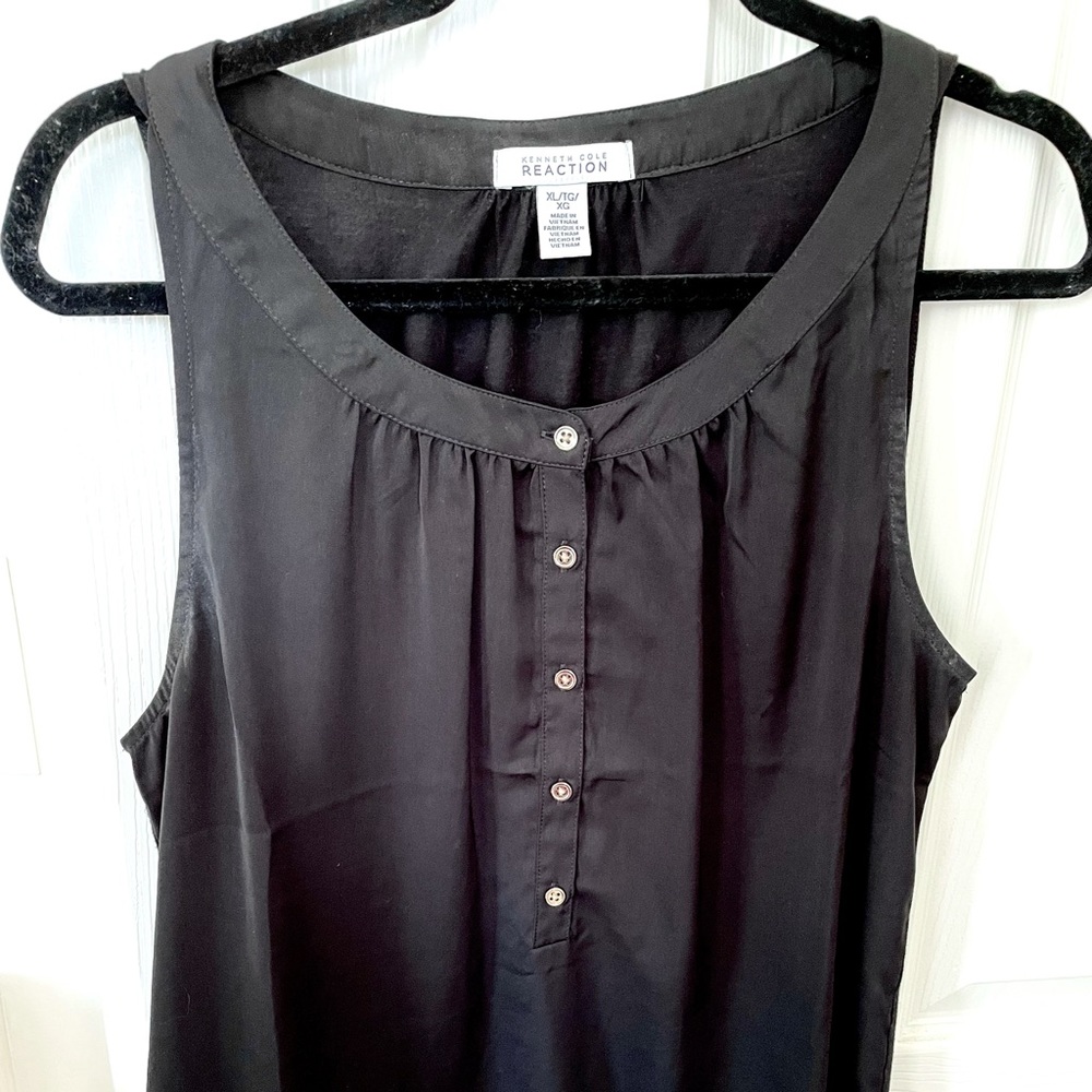 🖤Black tank with gold buttons